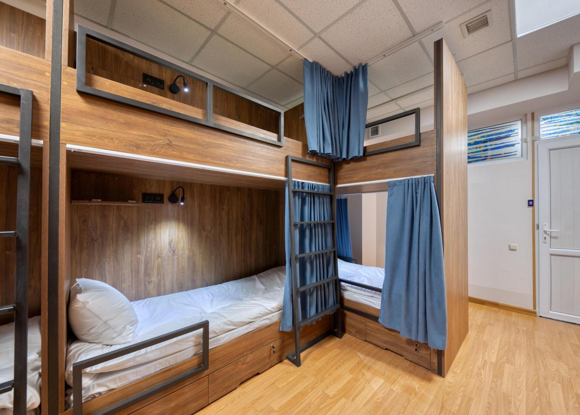 Tropica Inn Hostel Ереван Екстериор снимка