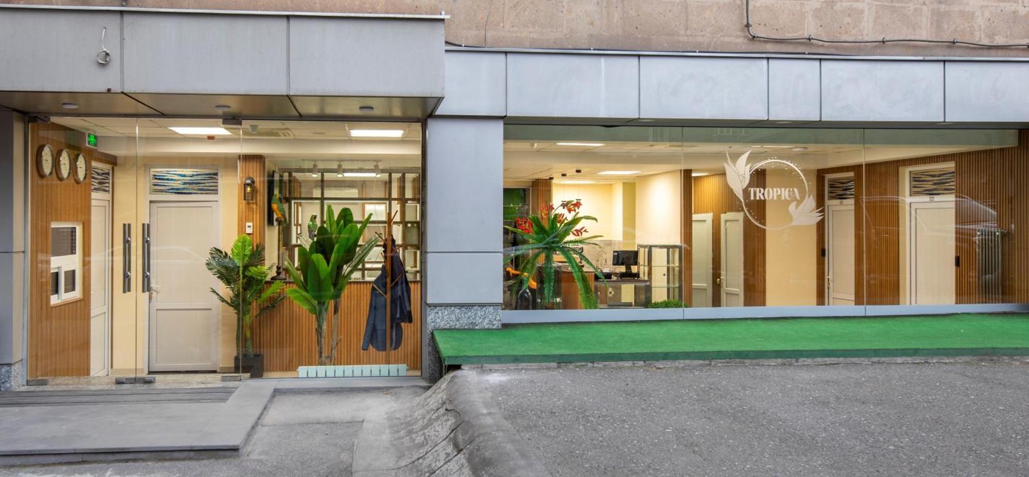 Tropica Inn Hostel Ереван Екстериор снимка